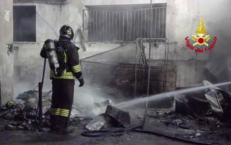 TIVOLI - INCENDIO OSPEDALE TIVOLI, 4 VITTIME. VIGILI DEL FUOCO IMPEGNATI NELLÕEVACUAZIONE DELLA STRUTTURA (TIVOLI - 2023-12-09, FOTOGRAMMA) p.s. la foto e' utilizzabile nel rispetto del contesto in cui e' stata scattata, e senza intento diffamatorio del decoro delle persone rappresentate