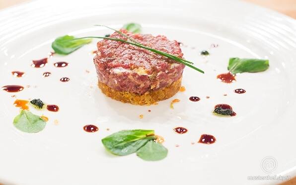 Tartare di cavallo al wasabi con cialda di ventresca