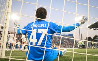 Foto Massimo Paolone/LaPresse 20 Agosto 2023 - Reggio Emilia, Italia - sport, calcio - Sassuolo vs Atalanta - Campionato italiano di calcio Serie A TIM 2023/2024 - Stadio Mapei Città del Tricolore. Nella foto: Andrea Consigli (US Sassuolo) si dispera dopo il gol di Charles De Ketelaere (Atalanta BC) 0-1

August 20, 2023 Reggio Emilia, Italy - sport, calcio - Sassuolo vs Atalanta - Italian Serie A Football Championship 2023/2024 - Mapei Stadium. In the pic: Andrea Consigli (US Sassuolo) is desperates after the goal of Charles De Ketelaere (Atalanta BC) 0-1