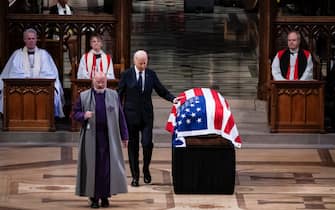 joe biden funerali carter epa11815316 US President Joe Biden (C) touches the flag-draped casket of former US President Jimmy Carter after delivering remarks during Carter's State Funeral services at the National Cathedral in Washington, DC, USA, 09 January 2025. Carter, the 39th US president, died at age 100 in his hometown of Plains, Georgia, on 29 December 2024. EPA/HAIYUN JIANG/ POOL