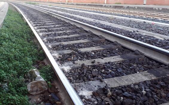 Viterbo, lascia la macchina sui binari e causa incidente ferroviario Viterbo, lascia la macchina sui binari e causa incidente ferroviario