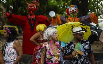 epa11137993 People in costumes participate the annual 'Loucura Suburbana' festival organized by the Nise da Silveira Mental Health Institute during pre-carnival festivities in Rio de Janeiro, Brazil, 08 February 2024. The colorful parade of the festival takes place every Thursday before Carnival in Rio which this year runs from 09 to 17 February 2024.  EPA/ANTONIO LACERDA