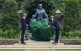I principi William e Harry svelano la statua della madre Diana