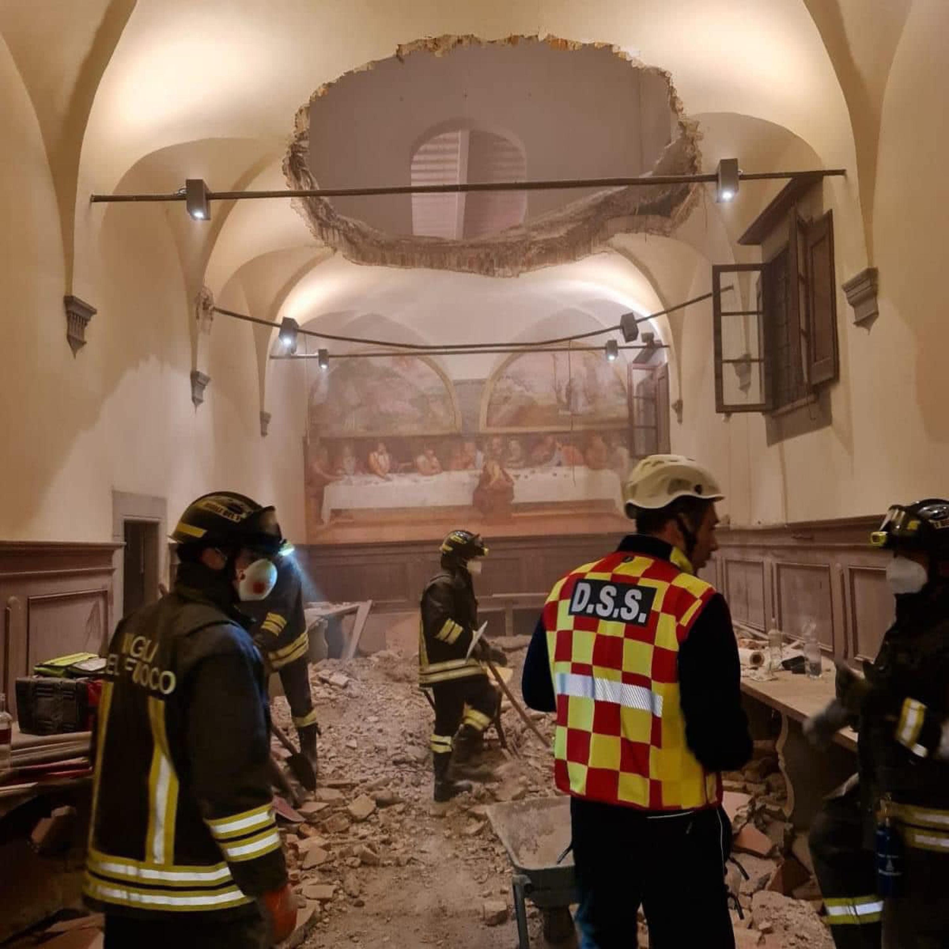 Soccorritori sul luogo del crollo a Pistoia