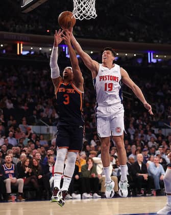 NEW YORK, NEW YORK - FEBRUARY 26: Josh Hart #3 of the New York Knicks and Simone Fontecchio #19 of the Detroit Pistons fight for the rebound during the first half at Madison Square Garden on February 26, 2024 in New York City. NOTE TO USER: User expressly acknowledges and agrees that, by downloading and or using this photograph, User is consenting to the terms and conditions of the Getty Images License Agreement. (Photo by Elsa/Getty Images)