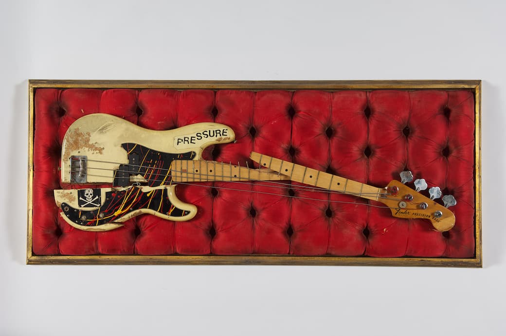 Paul_Simonon’s_Fender_Precision_Bass_(c)_The_Clash.jpeg