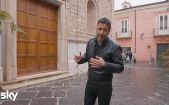 Pablo Trincia davanti alla Chiesa della Santissima Trinità