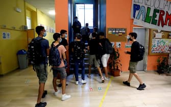 L'ingresso degli studenti il primo giorno di scuola al liceo scientifico Alessandro Volta a Milano, 13 settembre 2021.ANSA/MOURAD BALTI TOUATI