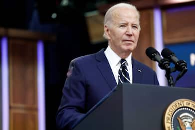 Biden firma invio di aiuti a Kiev: "Se Mosca attacca Nato, reagiremo"