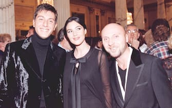 Monica Bellucci insieme a Dolce & Gabbana nel 1995
