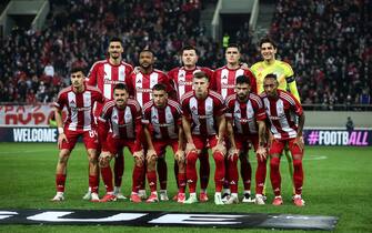 epa11864887 Olympiacos's players pose for group photo before the UEFA Europa League soccer match between Olympiacos and Qarabag, in Piraeus, Greece, 30 January 2025.  EPA/Georgia Panagopoulou