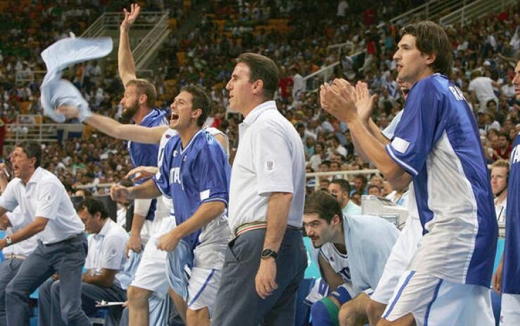 Carlo Recalcati festeggia la vittoria dell'Italia in semifinale ad Atene 2004