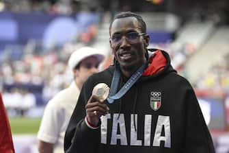 Nadia Battocletti  of Italy poses with her silver during the victory ceremony for the for  the Women 10000m final of the Athletics competitions in the Paris 2024 Olympic Games, at the Stade de France stadium in Saint Denis, France, 10  August 2024. ANSA / CIRO FUSCO