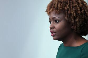 “Condanniamo qualsiasi attacco contro i giudici o il sistema giudiziario”. Lo ha detto la portavoce della Casa Bianca, Karine Jean-Pierre, in un briefing con la stampa, rispondendo ad una domanda sulle invettive dell'ex presidente Donald Trump contro procuratori e giudici