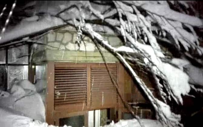 Un'immagine dell'hotel in provincia di Pescara travolto dalla slavina, inviata dai soccorritori giunto sul posto. ANSA