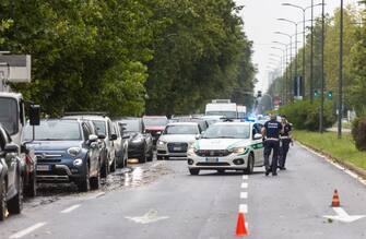 Foto Stefano Porta/LaPresse
24-07-2023 Milano, Italia - Albero caduto sulla carreggiata di Viale Fulvio Testi per il forte vento e il violento temporale, traffico bloccato

July 24, 2023 Milan, Italy - News - Tree fallen on Viale Fulvio Testi roadway due to strong wind and violent storm, traffic blocked