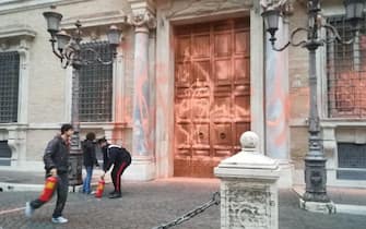 Il blitz degli ambientalisti di Ultima Generazione che hanno lanciato vernice sulla facciata del Senato a Roma, 2 gennaio 2023.ANSA/ULTIMA GENERAZIONE EDITORIAL USE ONLY NO SALES