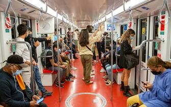 Milano, gente sulla linea 1 della metropolitana (Milano - 2021-09-24, Massimo Alberico) p.s. la foto e' utilizzabile nel rispetto del contesto in cui e' stata scattata, e senza intento diffamatorio del decoro delle persone rappresentate