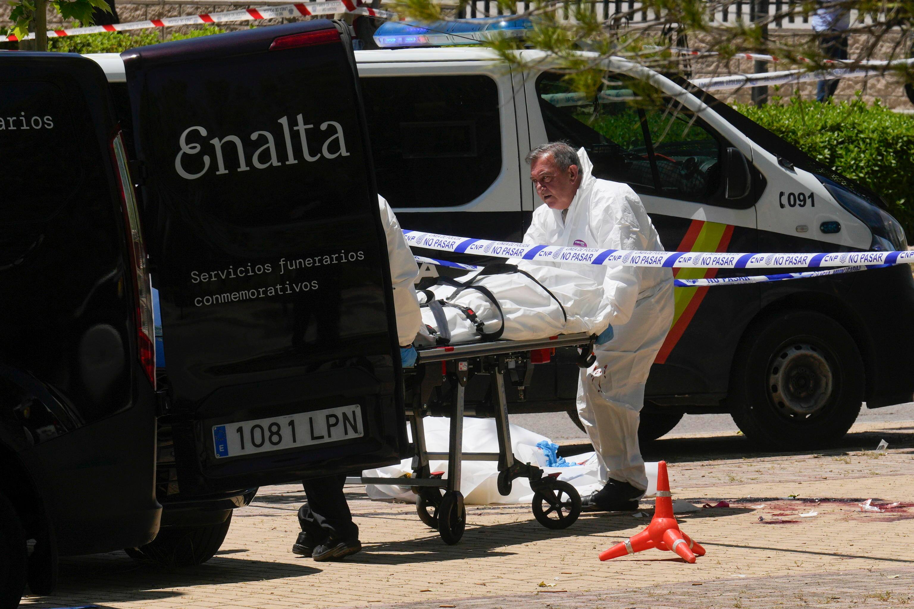 Il corpo dell'ucraino Andrey Portnov, collaboratore dell'ex presidente ucraino Viktor Yanukovich, viene rimosso nel sobborgo di Pozuelo de Alarcon, a Madrid epaselect epa12122754 The body of Ukrainian Andrey Portnov, who was an aide to former Ukrainian president Viktor Yanukovich is removed in the suburb of Pozuelo de Alarcon, Madrid, Spain, 21 May 2025. Potnov was shot dead outside the American School of Madrid, according to Spain's Interior Ministry. EPA/BORJA SANCHEZ-TRILLO