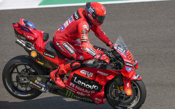 https://static.sky.it/editorialimages/ea58f7d4239f776dca509f1d3ff95763ad303d7c/skysport/it/motori/motogp/video/2025/06/21/motogp-qualifiche-gp-mugello-italia-highlights-video/marquez_dorna_stoppie.jpg?im=Resize,width=565