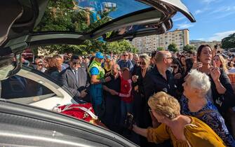 funerali totò schillaci Folla di persone circonda la bara del calciatore Totò Schillaci al quartiere CEP di Palermo nel giorno del funerale, 20 settembre 2024 ANSA / Igor Petyx --- Crowd of people surround the coffin of footballer Totò Schillaci in the CEP district of Palermo on the day of the funeral, 20 september 2024 ANSA / Igor Petyx