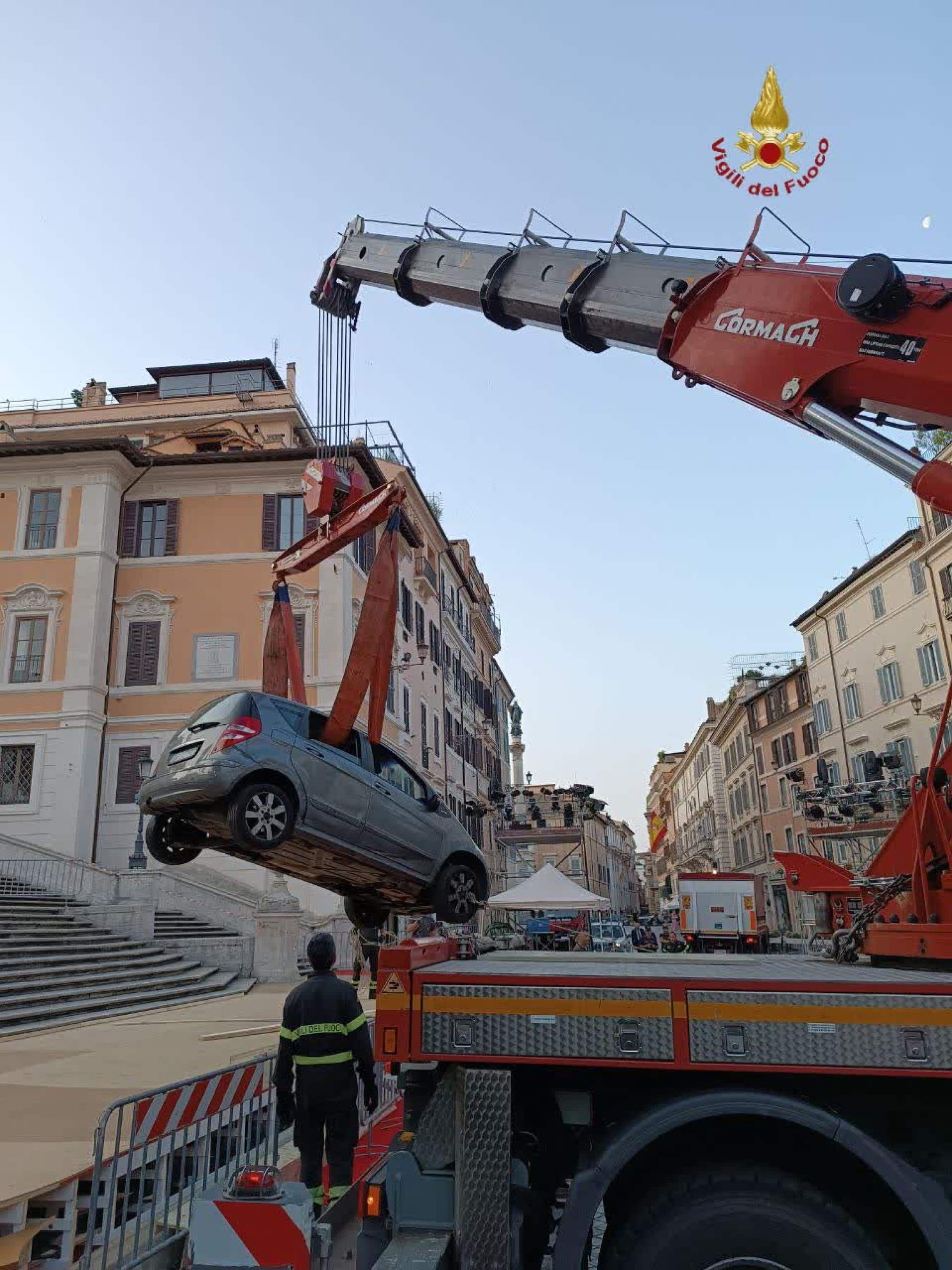 La rimozione dell'auto a Trinità dei Monti