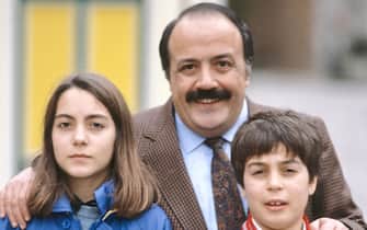 Italian journalist, presenter, TV author and scriptwriter Maurizio Costanzo posing with his children Camilla and Saverio. Italy, 1986 (Photo by Rino Petrosino/Mondadori via Getty Images)