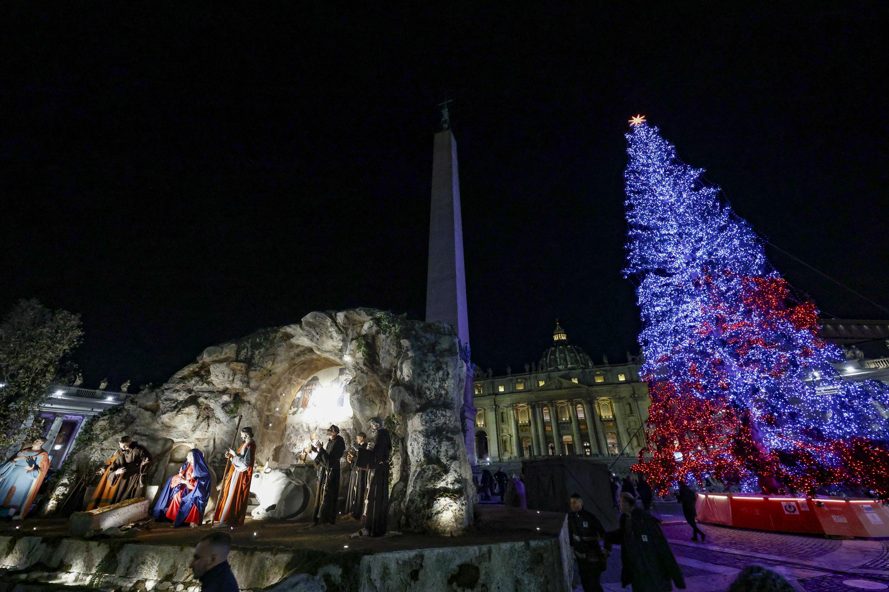 Vaticano, accesi l'albero e il presepe in piazza San Pietro. FOTO Sky