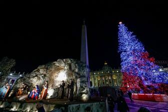 Inaugurazione del presepe e dell'albero di Natale in Piazza San Pietro, Citta' del Vaticano, 9 dicembre 2023. ANSA/FABIO FRUSTACI ---------------------------------- A view of St. Peter's Square following the Christmas tree and nativity scene lighting ceremony at the Vatican, 09 December 2023. ANSA/FABIO FRUSTACI