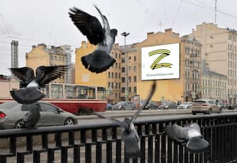 un cartellone con la lettera Z a San Pietroburgo