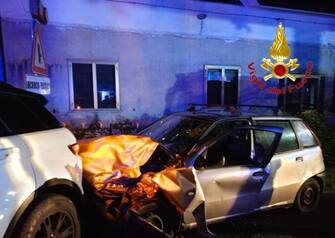 Due carabinieri sono morti in un incidente stradale verificatosi nella notte in provincia di Salerno. Tre le auto, tra le quali quella dei militari, coinvolte lungo la strada che collega i comuni di Eboli e Campagna. Come riferiscono i carabinieri, le vittime sono il maresciallo Francesco Pastore, di 25 anni, e l'appuntato scelto Domenico Ferraro, di 27 anni, entrambi di origine pugliese, in servizio presso la stazione di Campagna. Quattro in totale i feriti (tra cui un terzo carabiniere), sei le autoambulanze arrivate sul posto, 7 aprile 2024. ANSA/US VIGILI DEL FUOCO +++ NO SALES, EDITORIAL USE ONLY +++ NPK +++