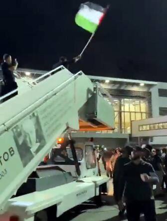 Post
Scopri nuovi post
Conversazione
OSINTdefender
@sentdefender
Rioters are still attempting to find a way onto the RedWings Flight from Israel on the Tarmac at Makhachkala International Airport in Dagestan, while continuing to shout “Allahu Akbar” and raising the Palestinian Flag near the Plane.