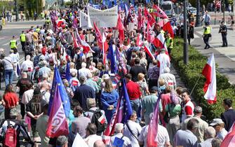 epa11312070 People take part in the celebration of International Labour Day organised by the All-Poland Alliance of Trade Unions and Left Together in Warsaw, Poland, 01 May 2024.  EPA/Rafal Guz POLAND OUT