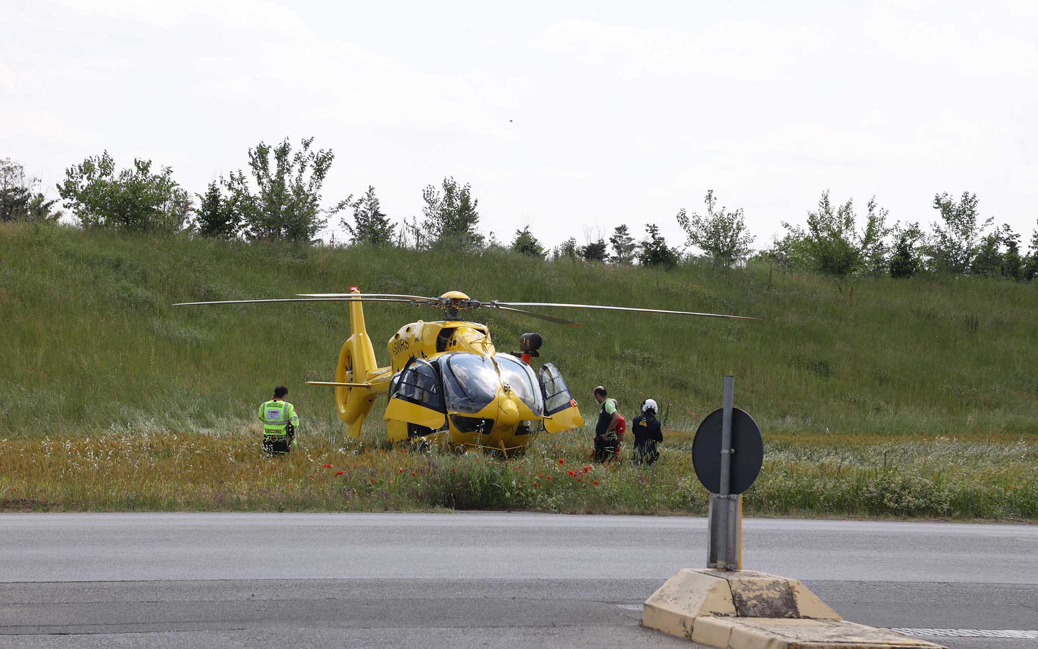 L'elisoccorso sul luogo dove un operaio di 50 anni è morto sul lavoro in una fonderia a Torbole Casaglia, nel Bresciano, 31 maggio 2021. L'uomo è precipitato in una botola, che si sarebbe aperta improvvisamente, mentre stava pulendo un condotto. A lanciare l'allarme sono stati i colleghi, ma l'operaio è deceduto sul colpo.  ANSA / Simone Venezia