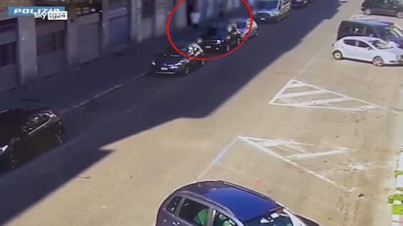 Milano, coppia di 19enni rapina 89enne: arrestati
