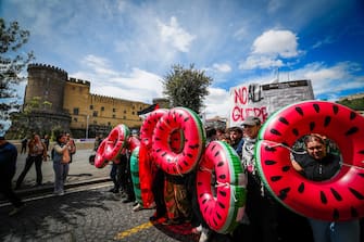 Manifestazione studentesca contro il G7 dei ministri degli esteri e in solidarietà con il popolo palestinese.  Napoli 19 Aprile 2024. ANSA/CESARE ABBATE