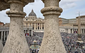 Pope Leo XIV leads the Regina Coeli prayer from the central loggia of Saint Peter's Basilica at the Vatican City, 11 May 2025. ANSA/RICCARDO ANTIMIANI (Caeli, preghiera, Papa Leone, San Pietro, Vaticano, fedeli)