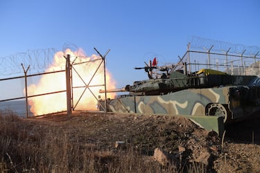 epa11058314 A handout photo made available by South Korea's Ministry of Defense shows a South Korea's K1E1 tank firing a shell during live-fire drills on the northwestern border island of Baengnyeong, South Korea, 05 January 2024. According to South Korea's Joint Chiefs of Staff (JCS), North Korea fired some 200 artillery shells into waters off its western coast on 05 January morning, into the maritime buffer zone in the Yellow Sea. In response, the South Korean military staged live-fire drills on the border islands of Baengnyeong and Yeonpyeong.  EPA/SOUTH KOREAN MINISTRY OF DEFENSE HANDOUT  HANDOUT EDITORIAL USE ONLY/NO SALES HANDOUT EDITORIAL USE ONLY/NO SALES