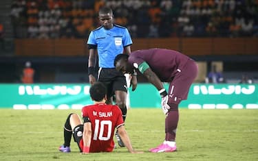 epa11088507 Mohamed Salah of Egypt sits on the pitch after suffering an injury during the CAF 2023 Africa Cup of Nations group stage match between Egypt and Ghana, in Abidjan, Ivory Coast, 18 January 2024.  EPA/LEGNAN KOULA