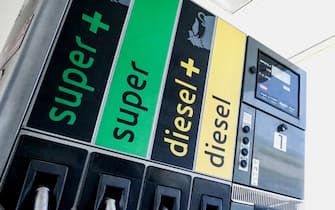 Rialzo dei prezzi della benzina al self service e servito in una stazione di servizio dell'autostrada. Torino 27 luglio 2023 ANSA/TINO ROMANO