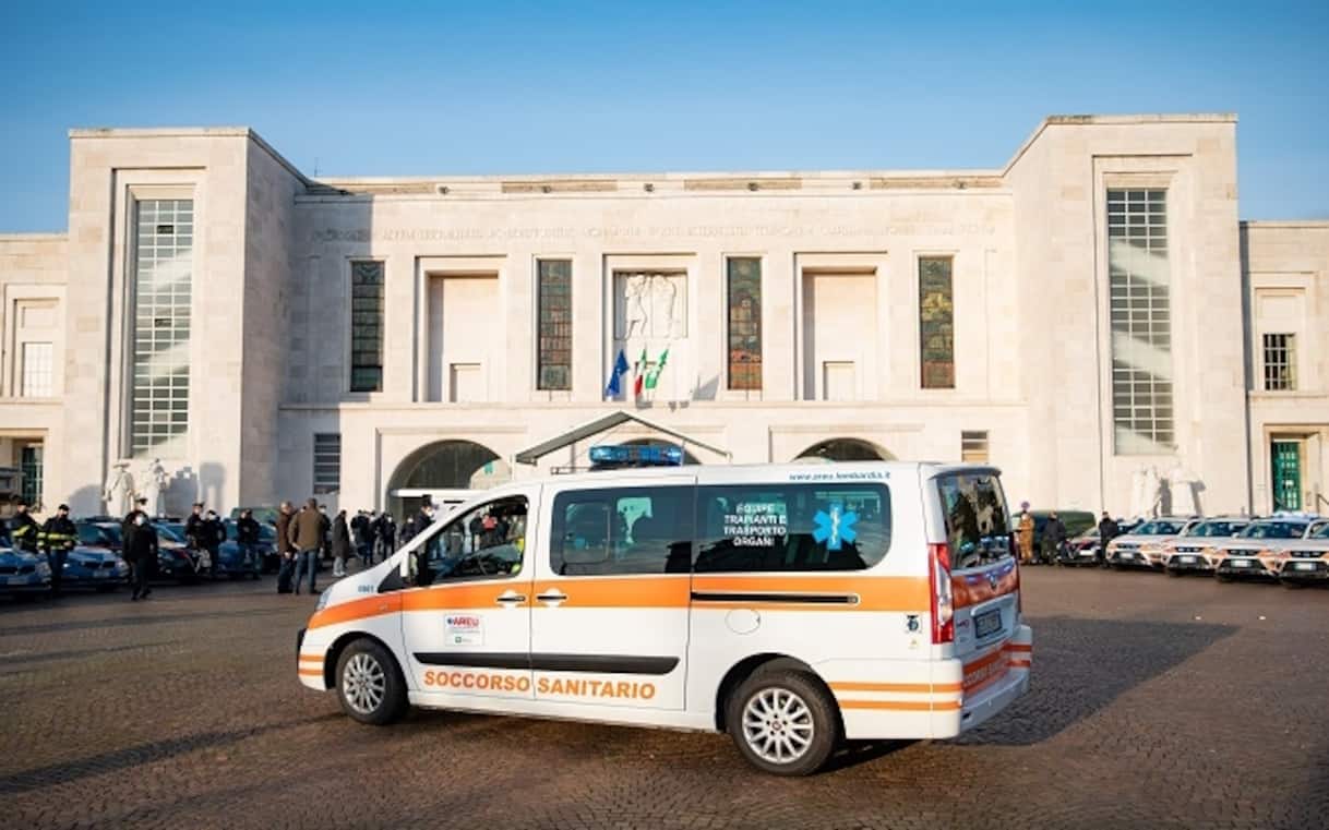 Milano, uomo si getta da balcone ma uccide passante: denuncia per omicidio