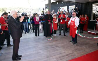 Il presidente della Repubblica Sergio Mattarella è arrivato, accolto da molti applausi, a Monza per partecipare all'inaugurazione di PizzAut, la pizzeria in cui lavorano ragazzi affetti da sindrome autistica, 02 aprile 2023. L'inaugurazione si tiene oggi Giornata mondiale sulla consapevolezza dell'autismo. Ad accoglierlo sono stati il sindaco di Monza Paolo Pilotto, il presidente della provincia di Monza e Brianza, Luca Santambrogio, il vicepresidente della Regione Lombardia Marco Alparone, il vescovo ausiliare dell'arcidiocesi di Milano, Giovanni Raimondi e il fondatore di PizzAut Nico Acampora, insieme ai ragazzi dello staff.
ANSA/MATTEO BAZZI