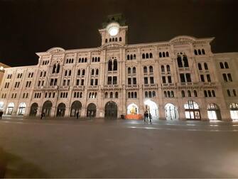 Trieste, piazza Unità d'Italia. Comune spento contro rincari energia elettrica.