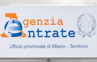 Milano, Arrestati per abuso d'ufficio e corruzione tre dipendenti dell'agenzia delle entrate.