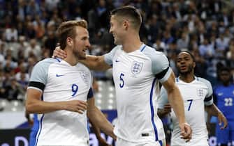 epa06026827 Harry Kane of England (L) celebrates scoring with Gary Cahill during the friendly soccer match between France and England at the Stade de France in Paris, France, 13 June 2017.  EPA/ETIENNE LAURENT