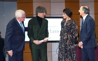 Milano - Consegna degli Ambrogini d'\'' Oro di parte del sindaco Giseppe Sale e Elena Buscemi al Teatro Dal Verme, nella foto Attestato Associazione Le Soste riceve Davide Oldani (Milano - 2024-12-07, Duilio Piaggesi) p.s. la foto e'\'' utilizzabile nel rispetto del contesto in cui e'\'' stata scattata, e senza intento diffamatorio del decoro delle persone rappresentate