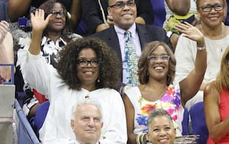 epa04921153 US television personality Oprah Winfrey (L) and Gayle King (R) watch as Venus Williams of the US plays Serena Williams of the US during their quarterfinals match on the ninth day of the 2015 US Open Tennis Championship at the USTA National Tennis Center in Flushing Meadows, New York, USA, 08 September 2015. The US Open runs through 13 September, which is a return to a 14-day schedule.  EPA/ANDREW GOMBERT