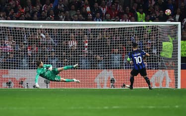 epa11219278 Inter's Lautaro Martinez (R) misses the definitive penalty-kick against Atletico's goalkeeper Jan Oblack (L) during the UEFA Champions League round of 16 second leg soccer match between Atletico de Madrid and FC Inter, in Madrid, Spain, 13 March 2024.  EPA/Kiko Huesca