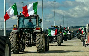 La protesta di agricoltori e imprenditori agricoli dell'Irpinia che, contestando le politiche agricole dell'Ue , hanno portato in corteo oltre cento trattori che si sono concentrati nell'area industriale di Flumeri, 29 gennaio 2024.
ANSA