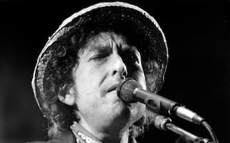 epa08868345 (FILE) - US musician Bob Dylan performs at an open air concert at the Olympic Stadium in Munich, Germany, 03 June 1984 (reissued 07 December 2020). Universal Music announced it has signed a deal to purchase Bob Dylan's entire catalogue.  EPA/ISTVAN BAJZAT GERMANY OUT *** Local Caption *** 53065768